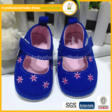 La flor superior de la manera confinó Pvc 2015 Zapatos lindos del bebé de la manera